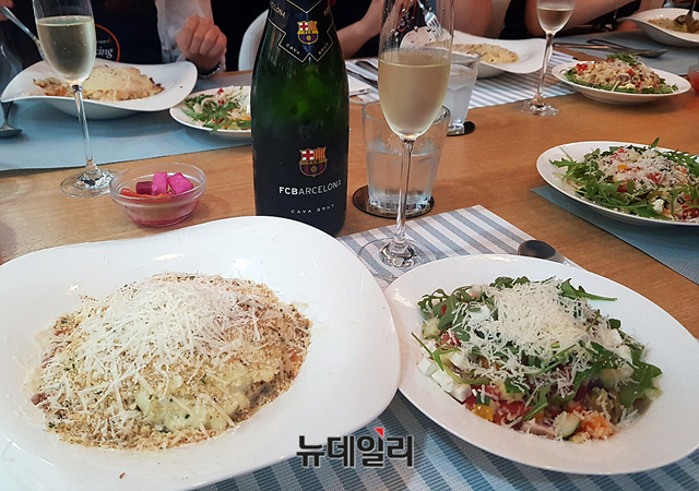 ▲ 완성된 해산물 그라탕, 쿠스쿠스 샐러드 ⓒ 뉴데일리 김희진