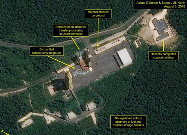 ▲ 北평안북도 철산군 동창리의 서해 미사일 시험장 위성사진. 레일 위의 이동시설과 발사대 등의 해체 작업 상황이 보인다. ⓒ美38노스 관련 보고서 화면캡쳐.