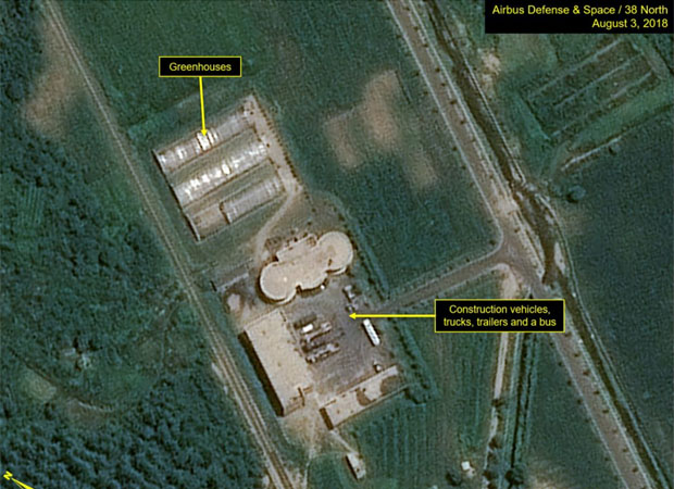 ▲ 北동창리 서해 미사일 시험장의 본부 건물과 보안대 건물. 그 옆으로 온실도 보인다. ⓒ美38노스 관련 보고서 화면캡쳐.