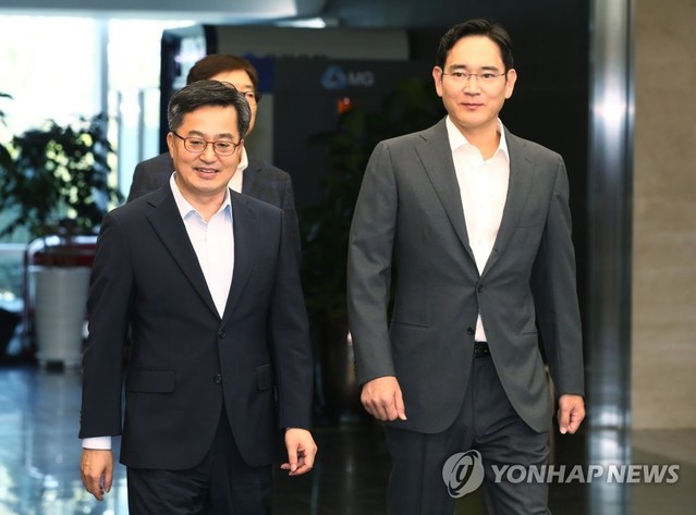 ▲ 김동연 부총리 겸 기획재정부 장관(왼쪽)이 지난 6일 오후 경기도 평택시 삼성전자 평택캠퍼스 방문을 마친 후 이재용 삼성전자 부회장과 함께 이동하고 있는 모습. ⓒ연합뉴스
