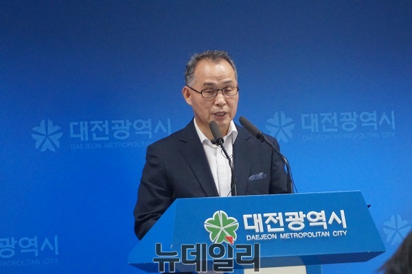 ▲ 대전월평공원공론화위원회 김영호 위원장이 8일 대전시청에서 기자회견을 갖고 공론화 활동 등과 관련한 입장을 밝히고 있다.ⓒ김정원 기자