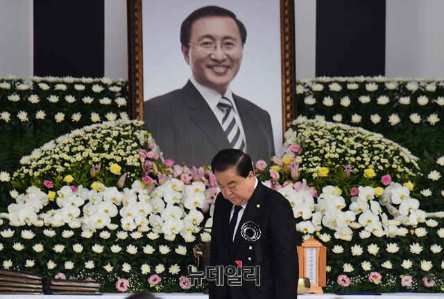▲ 문희상 국회의장이 지난달 27일 고 노회찬 정의당 의원 영결식에 참석해 헌화 후 돌아서는 모습. ⓒ뉴데일리 DB