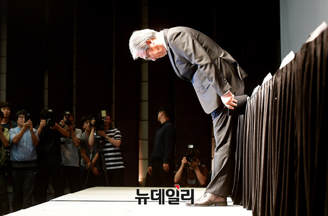 ▲ 김효준 BMW코리아 회장이 지난 6일 열린 기자간담회에서 최근 화재사고에 사과하고 있다.ⓒ뉴데일리DB
