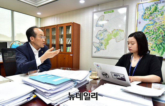 ▲ 자유한국당 추경호 의원이 7일 뉴데일리와 인터뷰하는 모습. ⓒ뉴데일리 정상윤 기자