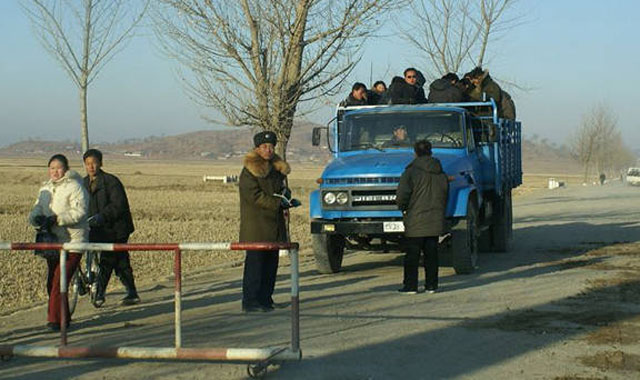 ▲ 북한의 검문소 모습. 북한 주민에게는 이동·주거의 자유가 없다. ⓒ북한전문매체 '뉴포커스' 관련보도 화면캡쳐.
