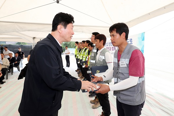 ▲ 김상균 한국철도시설공단 이사장이 8일 공사중인 중부내류건 태평터널을 점검한 뒤 근로자들을 격려하고 있다.ⓒ한국철도시설공단