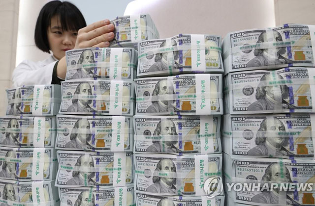 ▲ 북한에서 무엇보다 환영받는다는 美달러. ⓒ연합뉴스. 무단전재 및 재배포 금지.