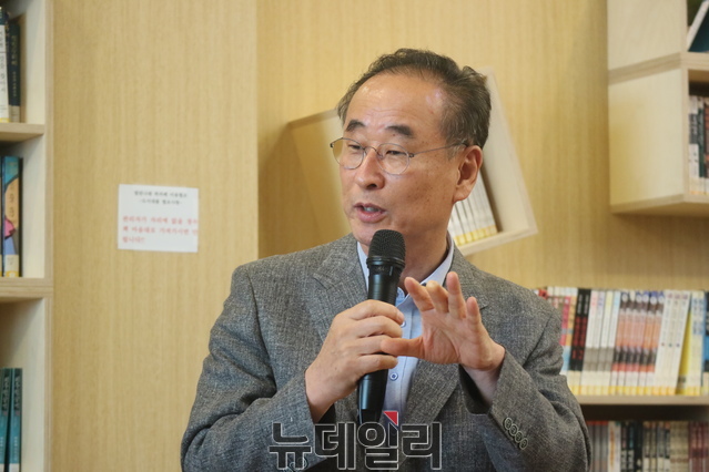 ▲ 장세용 구미시장이 8일 오전 구미시청 4층 열린나래에서 티타임을 갖고 최근 중앙부처를 다니며 국비확보를 위해 다닌 소회를 밝히고 있다.ⓒ뉴데일리