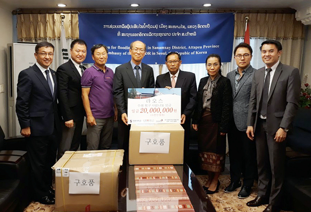 ▲ 계명대가 라오스 대사관에 댐 붕괴 수해복구 성금과 함께 구호물품을 전달했다(좌측부터 변성준, 정호기, 김종국, 김용일, 라오스대사, 대사관 직원 순).ⓒ계명대