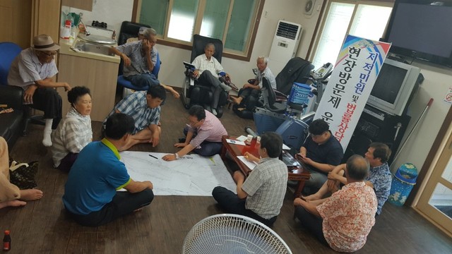 ▲ 지난 8일 부계면 창평2리 마을회관에서 열린 ‘지적민원 및 법률상담을 위한 현장방문’ 장면.ⓒ군위군