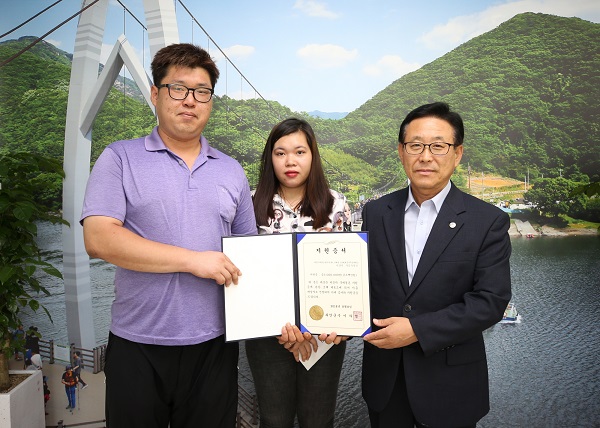 ▲ 이차영 군수가 8일 괴산읍 이강석씨(35)와 후인녹민트씨(20·베트남) 부부에게 결혼 지원금 500만원을 전달하고 있다.ⓒ괴산군