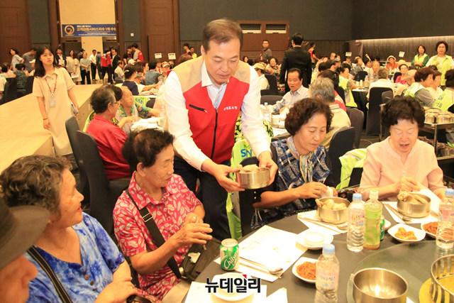 ▲ 이완신 롯데홈쇼핑 대표이사가 지난 8일 '사랑의 삼계탕' 나눔봉사에 참여해 어르신들에게 직접 삼계탕을 대접하고 있다. ⓒ롯데홈쇼핑