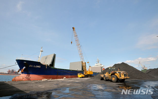 ▲ 지난 7일 포항 신항 제7부두에서 석탄 하역 작업을 하는 '진룽'호. 美국무부가 다시 한 번 
