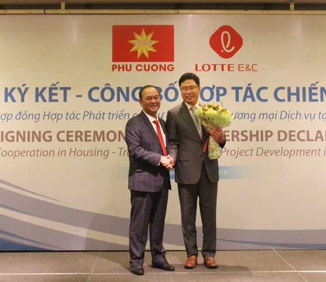 ▲ 응웬 비엣 끄엉 푸끄엉그룹 회장(좌)과 한용수 롯데건설 해외영업본부장이 기념촬영을 하고 있다. ⓒ롯데건설