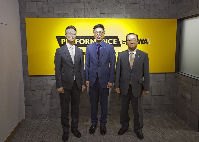▲ (왼쪽부터) 이수원 TBWA코리아 대표, 김형태 퍼포먼스 바이 티비더블유에이 대표, 손종주 웰컴금융그룹 회장 ⓒTBWA코리아