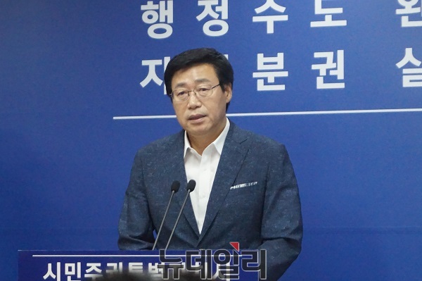 ▲ 권운식 세종시 농업정책관이 9일 시청에서 열린 정례브리핑을 통해 조치원복숭아 판촉전에 대해 설명하고 있다.ⓒ김정원 기자