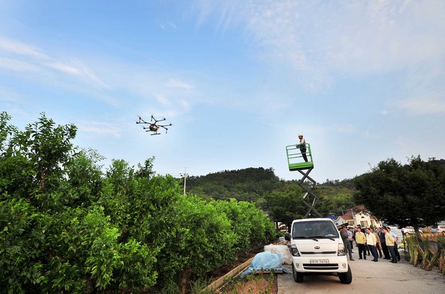 ▲ 군위군은 9일 오전 산성면(60ha), 우보면(9ha)일대에 경북농업기술원으로부터 드론 임대료를 지원받아 협업방제를 추진했으며, 농협중앙회군위지부, 군위농협, 팔공농업 관계관이 참석했다.ⓒ군위군