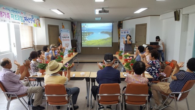 ▲ 노년층이 다수인 의성군(군수 김주수)은  8일 치매환자 자조모임인 ‘파란장미’운영을 실시했다.ⓒ의성군