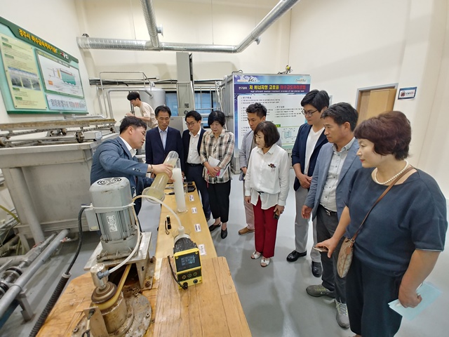 ▲ 경주에코물센터 방문 장면.ⓒ포항시의회