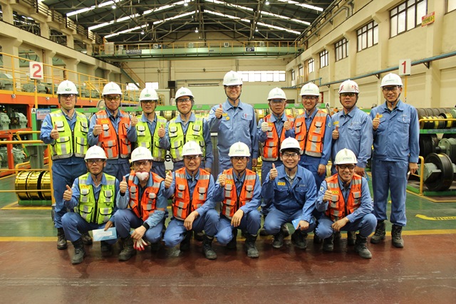 ▲ 오형수 포항제철소장이 크레인 혁신활동 직원들을 격려 하고 함께 기념촬영을 하고 있다.ⓒ포스코
