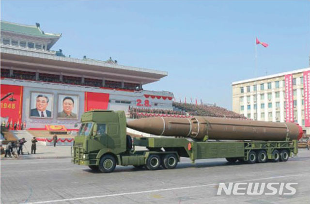 과거 북한 열병식에 등장한 탄도미사일. 미국은 북한에게 보유 핵무기의 60~70%를 넘기라고 요구하고 있다. ⓒ뉴시스. 무단전재 및 재배포 금지.