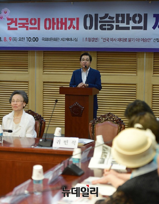 ▲ 심재철 자유한국당 의원이 9일 오전 국회 의원회관에서 열린 '건국의 아버지 이승만의 재조명' 초청강연에 참석해 축사를 하고 있다. ⓒ뉴데일리 정상윤 기자