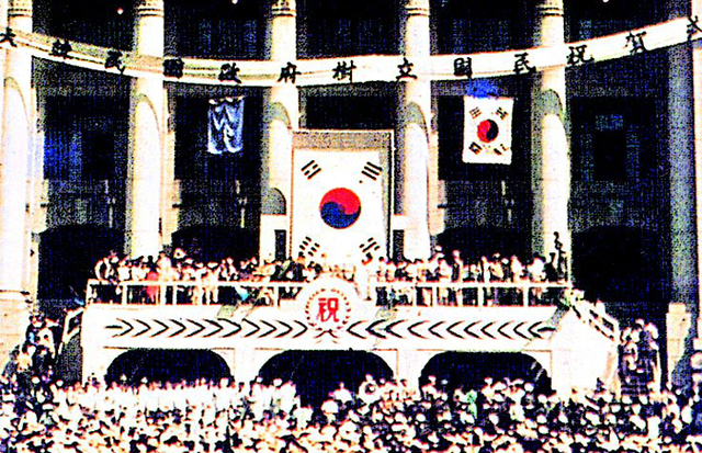 ▲ 1948년 8월15일, 제헌국회의사당이기도 했던 중앙청 광장에서 대한민국 건국의 완성을 세계에 공식 선포하는 정부수립 국민 축하식이 열렸다. ⓒ 뉴데일리DB