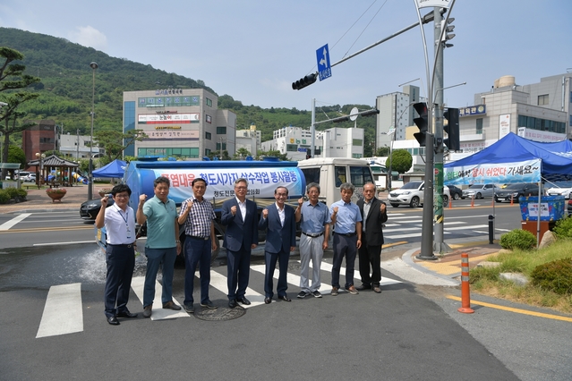 ▲ 청도군은 각 읍면사무소와 청도소방서의 적극적인 협조로 주요 도로에 살수를 실시하고 있다.ⓒ청도군