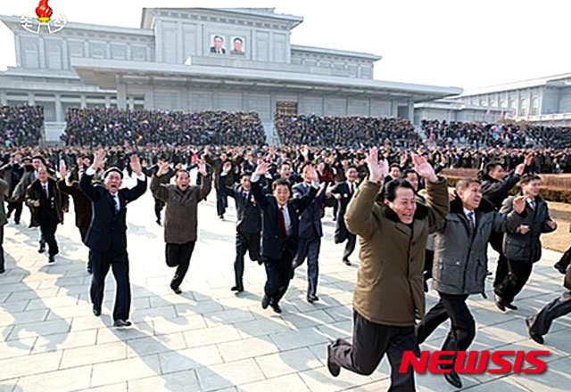 ▲ 2016년 2월 평양서 열린 주민 동원행사. 최근 북한에서는 김씨 일가를 제외하고는 노동당 고위간부라도 주민들에게 욕을 먹는다고 한다. ⓒ뉴시스. 무단전재 및 재배포 금지.