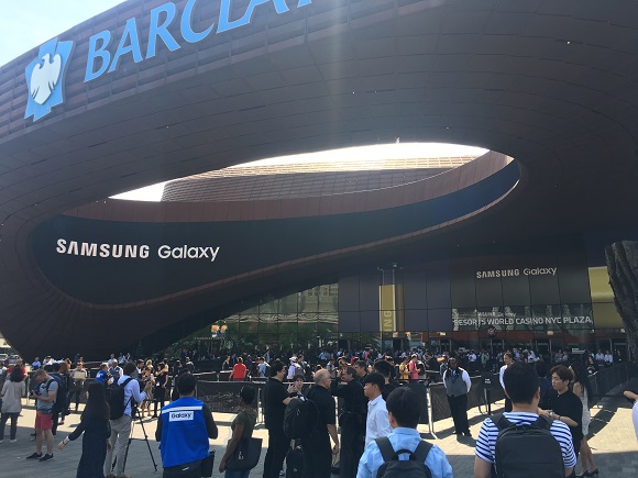 ▲ 9일(현지시간) '삼성 갤럭시 언팩 2018' 행사가 열린 미국 뉴욕 브루클린 바클레이스 센터(Barclays Center) 입구 모습.ⓒ뉴데일리DB