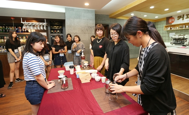 ▲ 영진전문대가 일본인 고교생들을 대상으로 오픈캠퍼스를 연 가운데 참가 학생들이 9일 대학 실습실에서 바리스타 체험에 나섰다.ⓒ영진전문대
