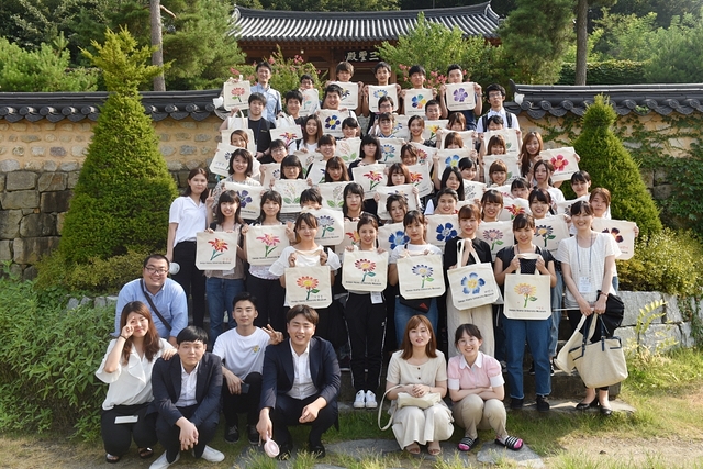 일본 국제의료복지대학 의료연수단이 단체 기념사진을 찍고 있다.ⓒ대구한의대