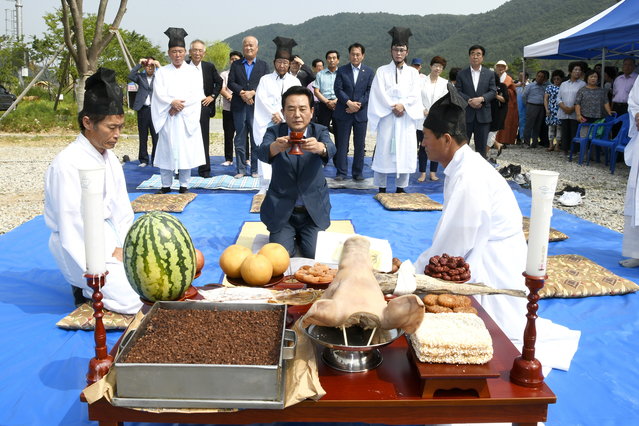 ▲ 달성군 옥포면과 옥포면체육회는 지난 9일 오전 10시, 송해공원에서 김문오 달성군수와 지역 유관 기관·사회단체장 등 100여 명이 참석한 가운데 폭염을 식혀주고 가뭄을 해갈해 줄 단비를 염원하는 기우제를 올렸다.ⓒ달성군