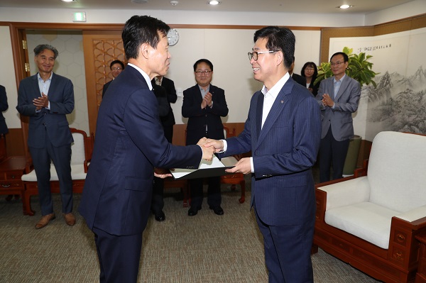 ▲ 나소열 충남도 정무부지사가 10일 취임식에 앞서 양승조 도지사로부터 임명장을 받고 있다.ⓒ충남도