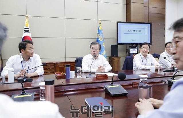 ▲ 문재인 대통령이 청와대에서 수석보좌관회의를 주재하는 모습. ⓒ뉴데일리 DB