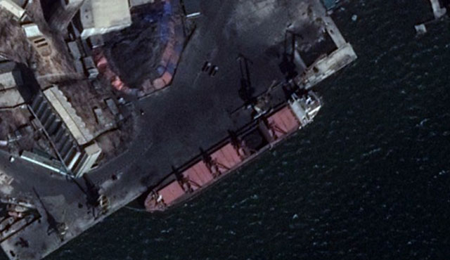 ▲ 지난 7월 '미국의 소리(VOA)' 방송이 보도한, 북한석탄 환적운반 선박의 위성사진. ⓒ美VOA-구글어스 캡쳐.