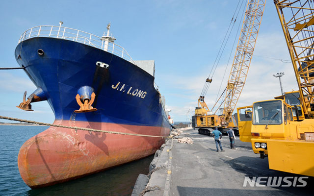 ▲ 지난 7일 포항 신항 제7부두에서 석탄을 하역 중인 '진룽'호. ⓒ뉴시스. 무단전재 및 재배포 금지.