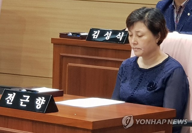 ▲ 전근향 동구의회 의원이 10일 오전 부산 동구의회에서 열린 본회의에 참석하고 있다. ⓒ연합뉴스