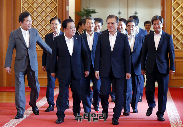 ▲ 왼쪽부터 이낙연 국무총리, 문희상 국회의장, 이진성 헌법재판소 소장, 문 대통령, 권순일 중앙선거관리위원장, 김명수 대법원장 ⓒ 사진=청와대