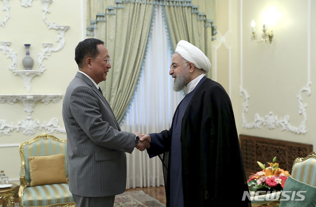 ▲ 리용호 北외무상과 알리 라리자니 이란 국회의장. ⓒ뉴시스 AP. 무단전재 및 재배포 금지.