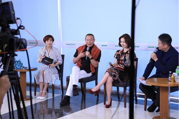 ▲ 좌측부터 V-LIVE 진행자 박경림, 탄둔, (통역가), 이무영 감독.ⓒ제천시