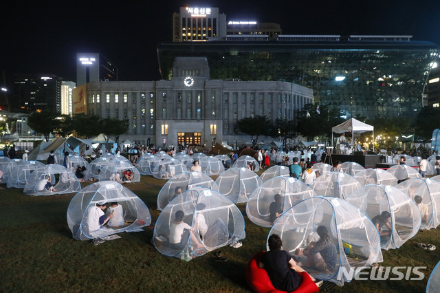▲ 10일 밤 서울 중구 시청광장에서 열린 '서울 문화로 바캉스' 행사를 찾은 시민들이 텐트안에서 문화 공연을 관람하고 있다. @ 뉴시스