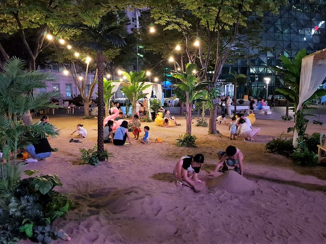 ▲ 인천에서 가져왔다는 15톤의 모래는 서울시가 극찬한 하얀 백사장 모래가 전혀 아니었다.ⓒ 뉴데일리DB