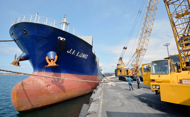 ▲ 북한산 석탄을 실어날랐다는 의혹을 받은 진룽호. 사진은 지난 7일 오후 포항시 남구 포항신항에 정박한 모습. ⓒ뉴시스 DB