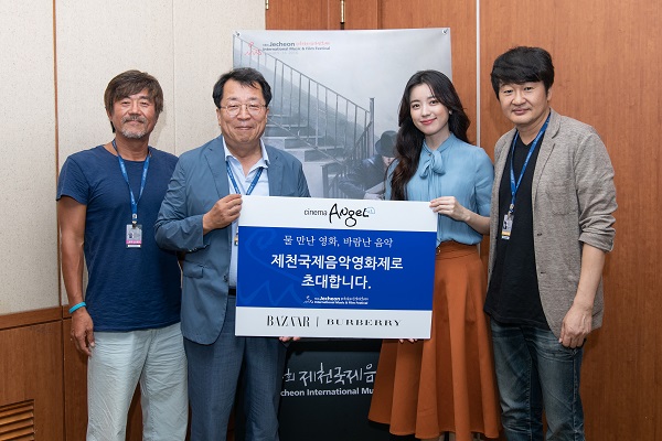 ▲ 좌측부터 이현승 감독, 이상천 조직위원장(제천시장), 배우 한효주, 허진호 집행위원장.ⓒ제천시