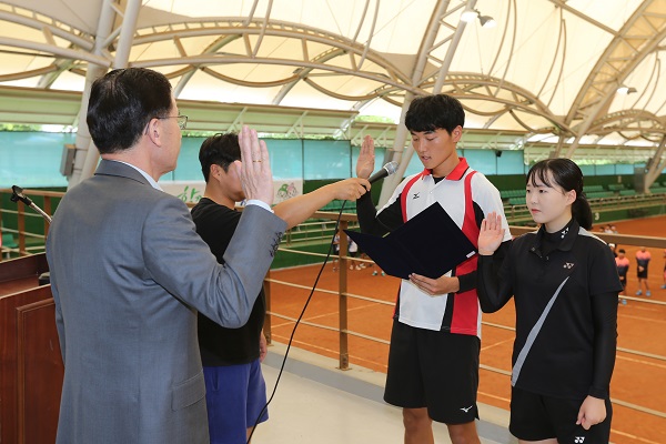 ▲ 지난 10일 청주 솔밭중학교에서 열린 전국 중고정구대회 개막식에서 선수대표들이 선서를 하고 있다.ⓒ청주시