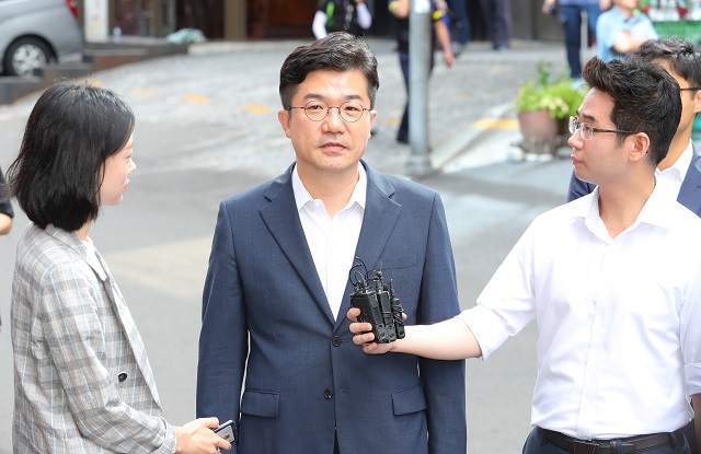 ▲ 송인배 청와대 정무비서관이 12일 오전 서울 서초구 허익범 특별검사 사무실에 참고인 신분으로 출석하며 취재진의 질문에 답하고 있다. ⓒ뉴시스