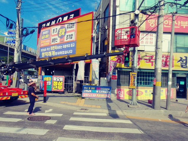 ▲ 김천시는 지난 10일 쾌적한 환경 조성을 위해 시내 전지역에 걸쳐 경북옥외광고협회김천시지부와 합동으로 불법광고물 잔재물을 집중 제거에 나섰다.ⓒ김천시