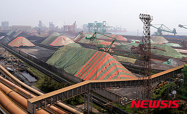 ▲ 2015년까지 계속됐던 '나진-하산 프로젝트'에 따라 포항 신항에 들어온 러시아산 석탄. 당시 프로젝트의 다음 단계는 러시아와 북한 간의 철도 복구였다. ⓒ뉴시스. 무단전재 및 재배포 금지.