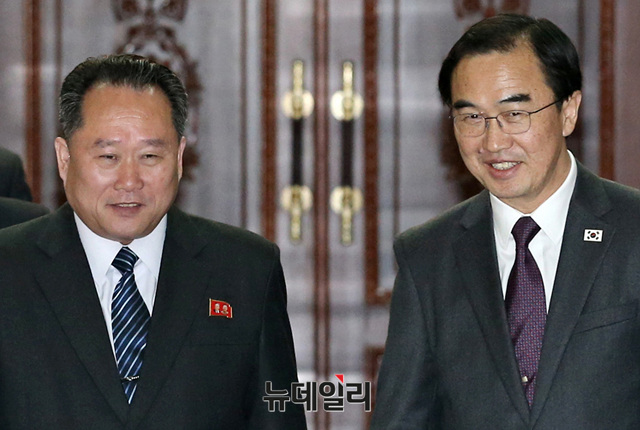 ▲ 북한 리선권(왼쪽)과 조명균 통일부 장관(오른쪽). 사진은 지난 3월 29일 만난 모습이다. ⓒ뉴데일리 이종현 기자
